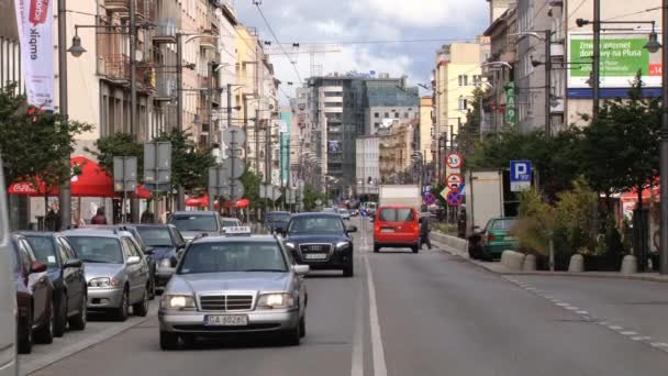 Автомобили проходят по улице города в Гдыне, Польша . — стоковое видео