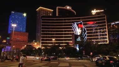 Arka plan geceleri Macau, yapı Wynn hotel th yoIda insanlar yürümek.