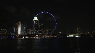 Singapore Flyer gian Singapur, Singapur için dönme dolap ile gece şehir manzarası için göster.