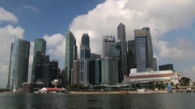 Singapore, Singapore orta kısmında hareketli turistik tekneden modern binalar görüntülemek.