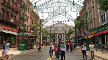 Universal studio Tema parkı Sentosa Island, Singapur turistler ziyaret.