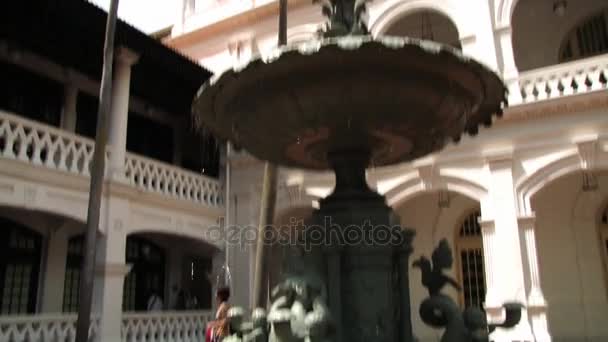 Exterior de la fuente frente al edificio histórico del hotel Raffles en Singapur, Singapur . — Vídeos de Stock