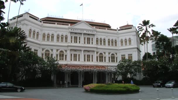 Zewnątrz Raffles hotel historycznego budynku, w Singapur, Singapore. — Wideo stockowe