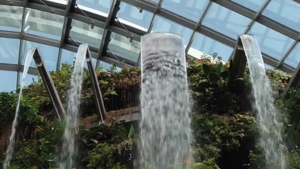 Blick auf den Wasserfall in den Gärten an der Bucht in singapore, singapore. — Stockvideo