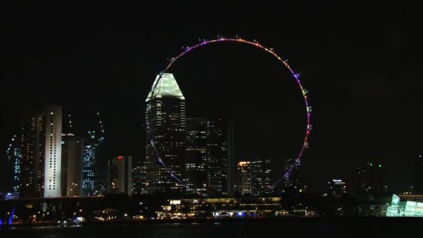 Timelapse dello skyline della città di notte con la ruota panoramica Singapore Flyer gian a Singapore, Singapore . — Video Stock