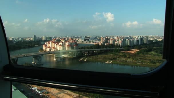 Uitzicht vanuit de cabine van de Singapore flyer reuzenrad in Singapore, Singapore. — Stockvideo