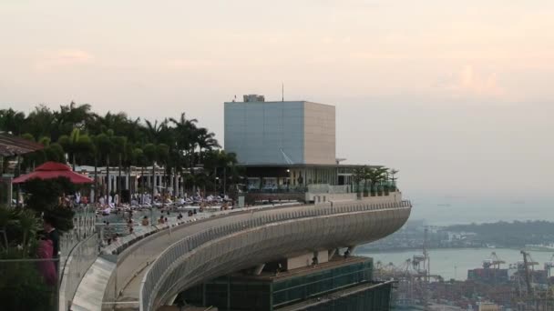 As pessoas apreciam a vista para a cidade a partir da piscina em Singapura, Singapura . — Vídeo de Stock