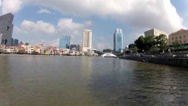 時間の経過は、シンガポール、シンガポールの歴史的部分の川によって移動ボートから撮影. — ストック動画