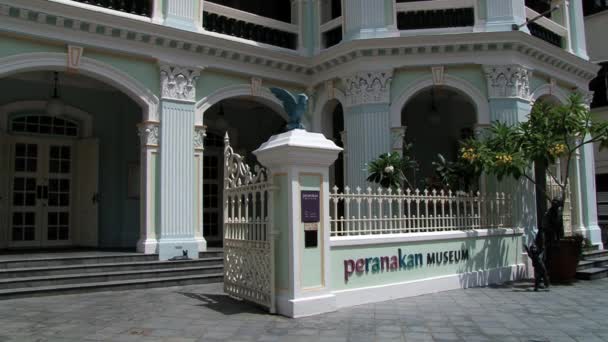 Exterior of the entrance to the Peranakan museum building in Singapore, Singapore. — Stock Video