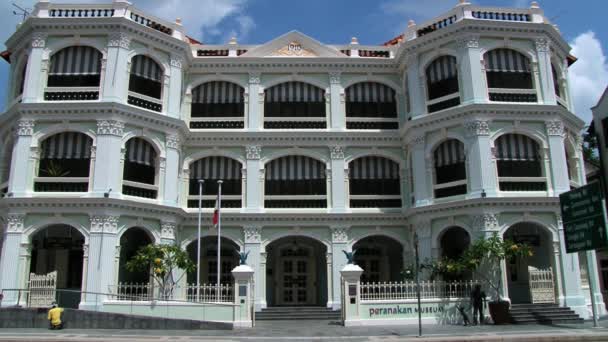 Exterior of the Peranakan museum building in Singapore, Singapore. — Stock Video
