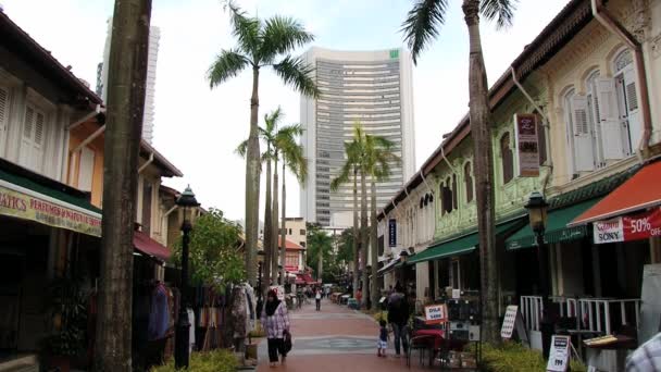 Människor går genom gågatan i de arabiska kvarteren i Singapore, Singapore. — Stockvideo
