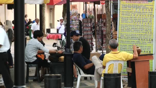 La gente habla en la calle en el barrio árabe de Singapur, Singapur . — Vídeos de Stock