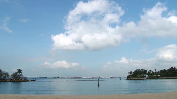 セントーサ島、シンガポールの砂浜のパラワン ビーチを表示します。. — ストック動画