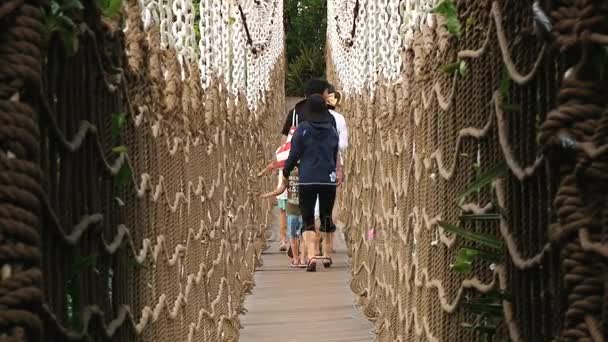 La gente camina por el puente colgante en la playa de Palawan en la isla Sentosa, Singapur . — Vídeos de Stock