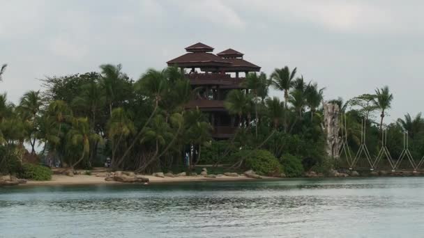 Blick auf die Aussichtstürme am Palawan-Strand auf der Insel Sentosa, Singapore. — Stockvideo