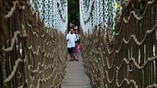 Folk går av hängbron på Palawan beach på Sentosa island, Singapore. — Stockvideo