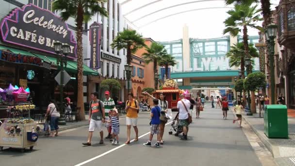 Turistas visitam o parque temático Universal Studio na ilha Sentosa, Cingapura . — Vídeo de Stock