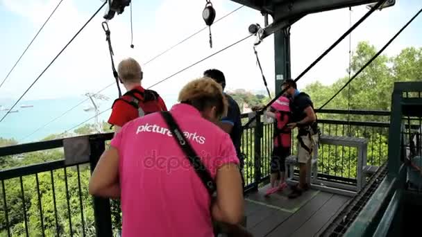 Mensen bereiden te glijden met de zip-lijn op het avonturenpark bij Sentosa island, Singapore. — Stockvideo