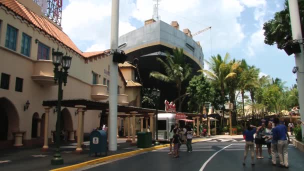 Les touristes visitent Universal studio parc à thème à l'île de Sentosa, Singapour . — Video