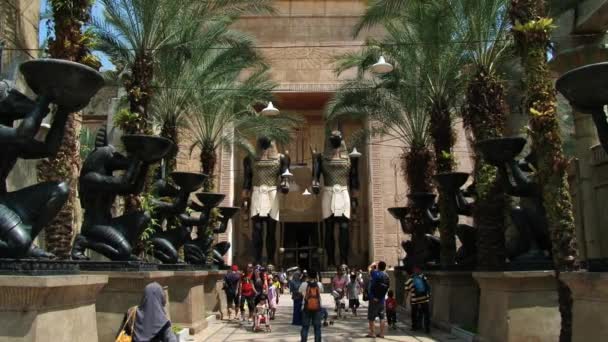 La gente visita el parque temático Universal studio en Sentosa Island, Singapur . — Vídeos de Stock