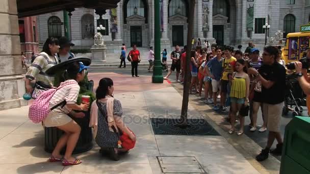 Turistas fazer foto no parque temático estúdio Universal na ilha Sentosa, Cingapura . — Vídeo de Stock