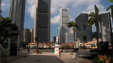 Raffles heykel Meydanı Singapur, Singapur için şehir manzaralı tarihi bölümü tarafından insanlar yürümek.