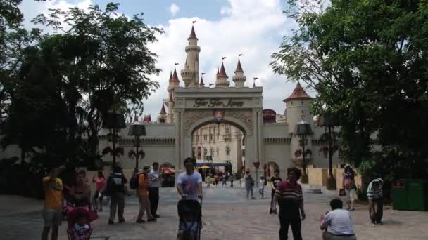 İnsanlar Universal studio Tema parkı Sentosa Island, Singapur ziyaret. — Stok video