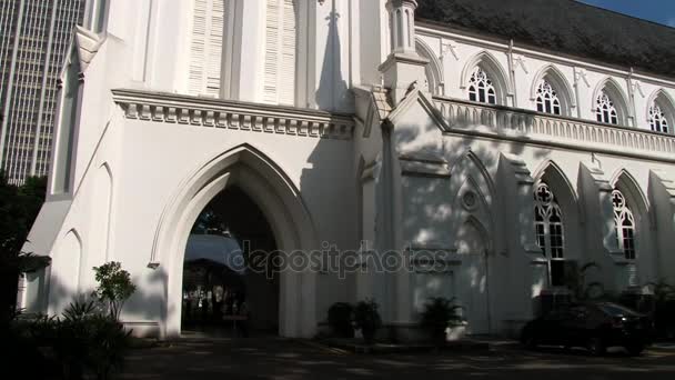 Buitenkant van de kathedraal van Sint Andreas in Singapore, Singapore. — Stockvideo