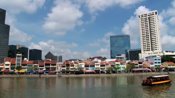 Vista de los edificios históricos del muelle en la orilla del río en Singapur, Singapur . — Vídeo de stock