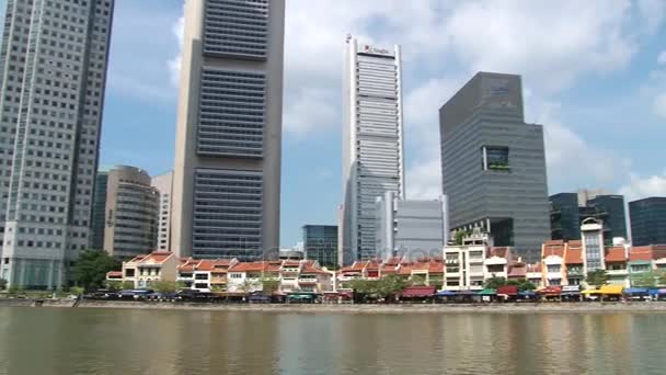 Met het oog op de kade van moderne en historische gebouwen aan de rivieroever in Singapore, Singapore. — Stockvideo