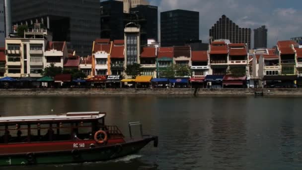 Orang-orang menikmati pelayaran perahu oleh bagian sejarah jika kota di Singapura, Singapura . — Stok Video