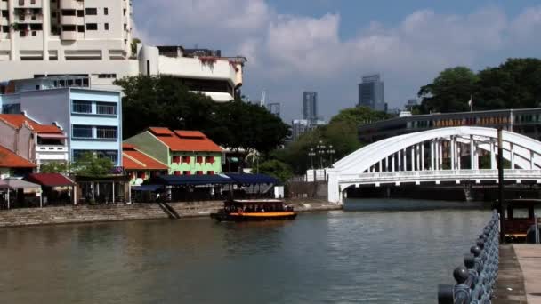 場合に人々 が歴史的な部分でボート クルーズを楽しむシンガポール、シンガポールの都市. — ストック動画