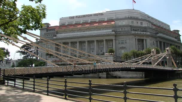 Vista para a ponte Cavenagh e histórico hotel Fullerton em Singapura, Singapura . — Vídeo de Stock