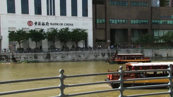 Mensen genieten van de boottocht door het historische deel als de stad in Singapore, Singapore. — Stockvideo