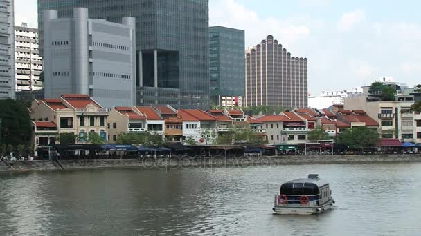 Kryssning båt passerar den historiska delen om staden i Singapore, Singapore. — Stockvideo