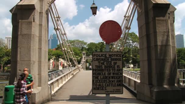 Ludzie chodzą przez historyczny most Cavenagh w Singapur, Singapore. — Wideo stockowe