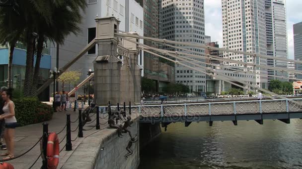 シンガポール、シンガポールの歴史的カヴェナ橋で歩く人. — ストック動画
