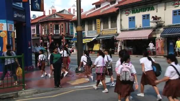 Schulkinder überqueren die Straße im Indianerviertel in singapore, singapore. — Stockvideo