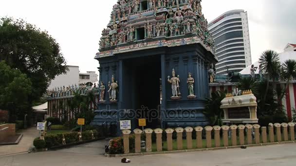 Vnější část hinduistického chrámu v indické čtvrti v Singapuru, Singapur. — Stock video