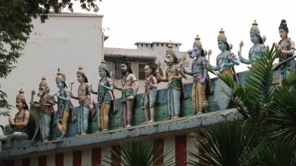 Vnější detail hinduistického chrámu v indické čtvrti v Singapuru, Singapur. — Stock video