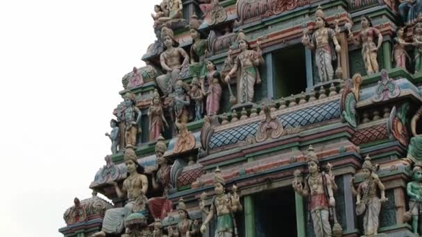 Exteriör detalj i det hinduiska templet i de indiska kvarteren i Singapore, Singapore. — Stockvideo