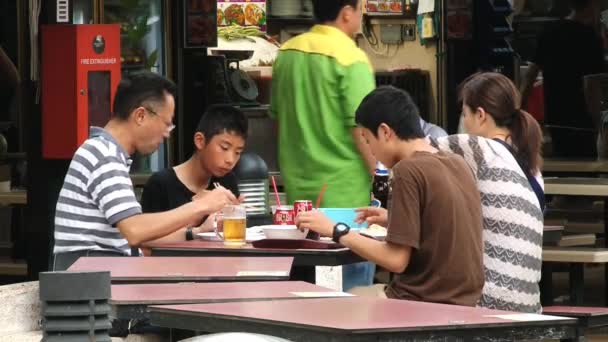 Människor har lunch på gatan restaurang i Singapore, Singapore. — Stockvideo