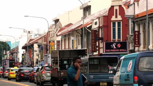 Автомобили проходят по улице в Индийском квартале в Сингапуре, Сингапур . — стоковое видео