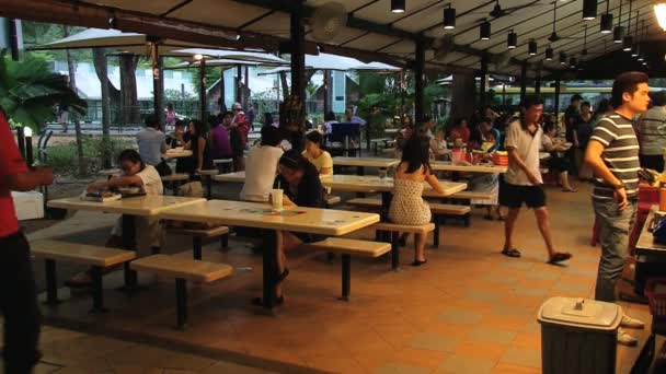 La gente cena en un restaurante callejero en Singapur, Singapur . — Vídeos de Stock