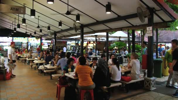 Pople almorzar en un restaurante callejero en Singapur, Singapur . — Vídeos de Stock