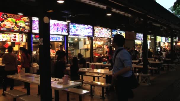 La gente cena en un restaurante callejero en Singapur, Singapur . — Vídeo de stock