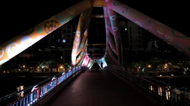 Persona passeggia vicino al ponte di notte a Singapore, Singapore . — Video Stock