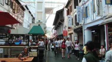 Singapore, Singapore Chinatown İlçesi'nde gıda Mahkemesince insanlar yürümek.