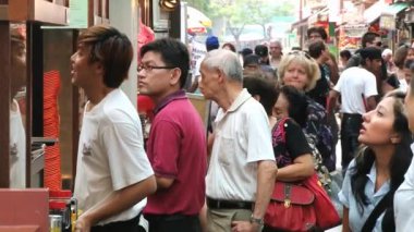İnsanlar, Singapore, Singapur bölgesinde Chinatown food court, sipariş satırı beklemek.