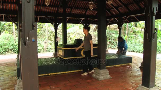 Orang-orang mengunjungi makam raja Parameswara (Keramat Iskandar Syah) di benteng Canning, Singapura . — Stok Video